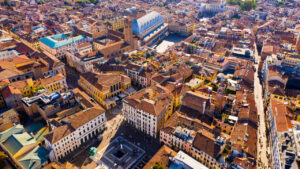 Vista aerea del centro storico di Padova, con il Palazzo della Ragione e le piazze circostanti.